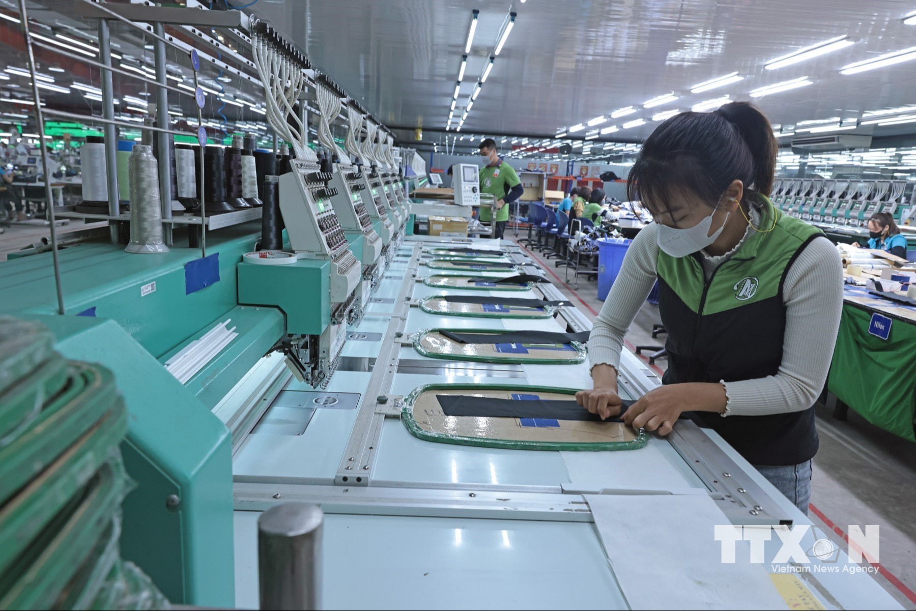 Công ty Maxport Limited Thái Bình đầu tư máy thêu hiện đại cho ra sản phẩm chất lượng cao. (Ảnh: Trần Việt/TTXVN)